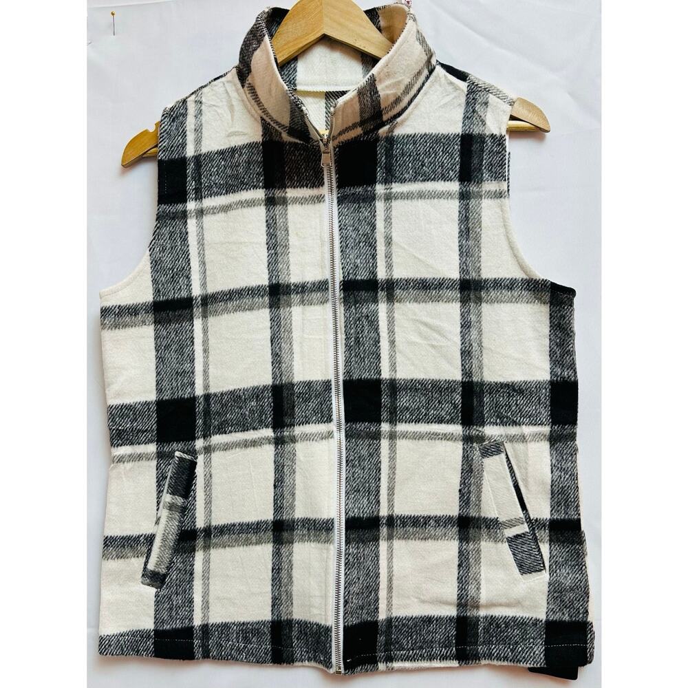 Buffalo plaid fleece women’s vest size Medium full zip closure and pockets